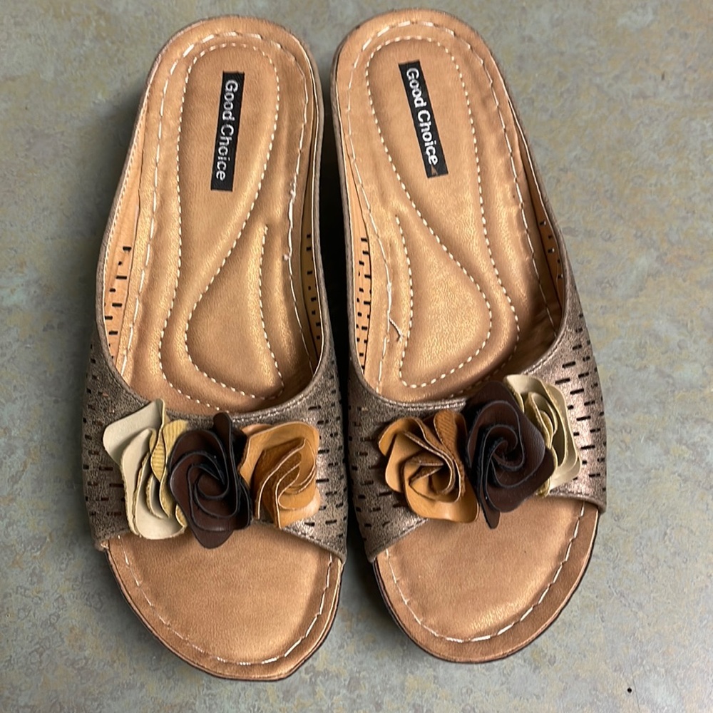 Taupe sandals Looks New, super light Great For Travel..
